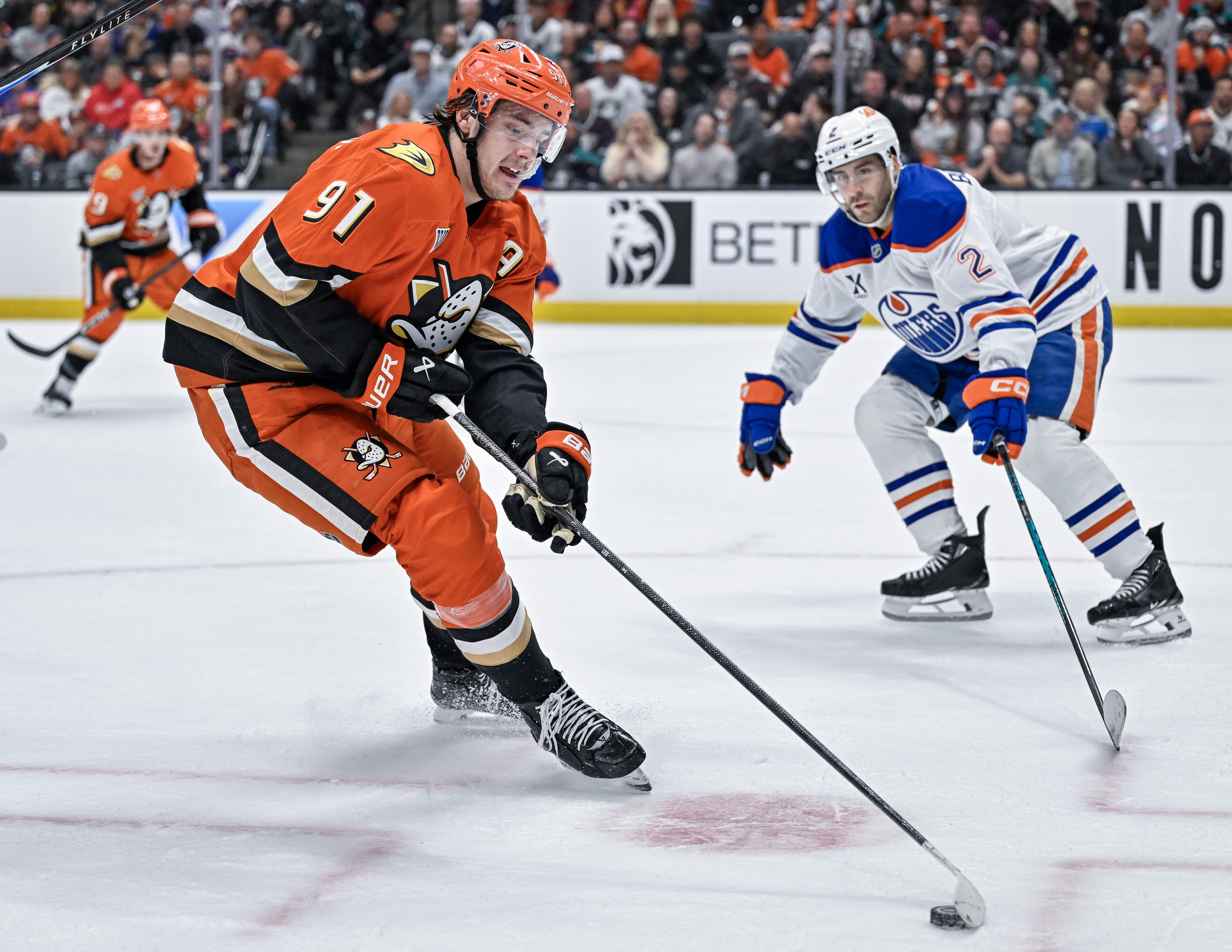The Ducksâ Leo Carlsson (91) controls the puck during the...