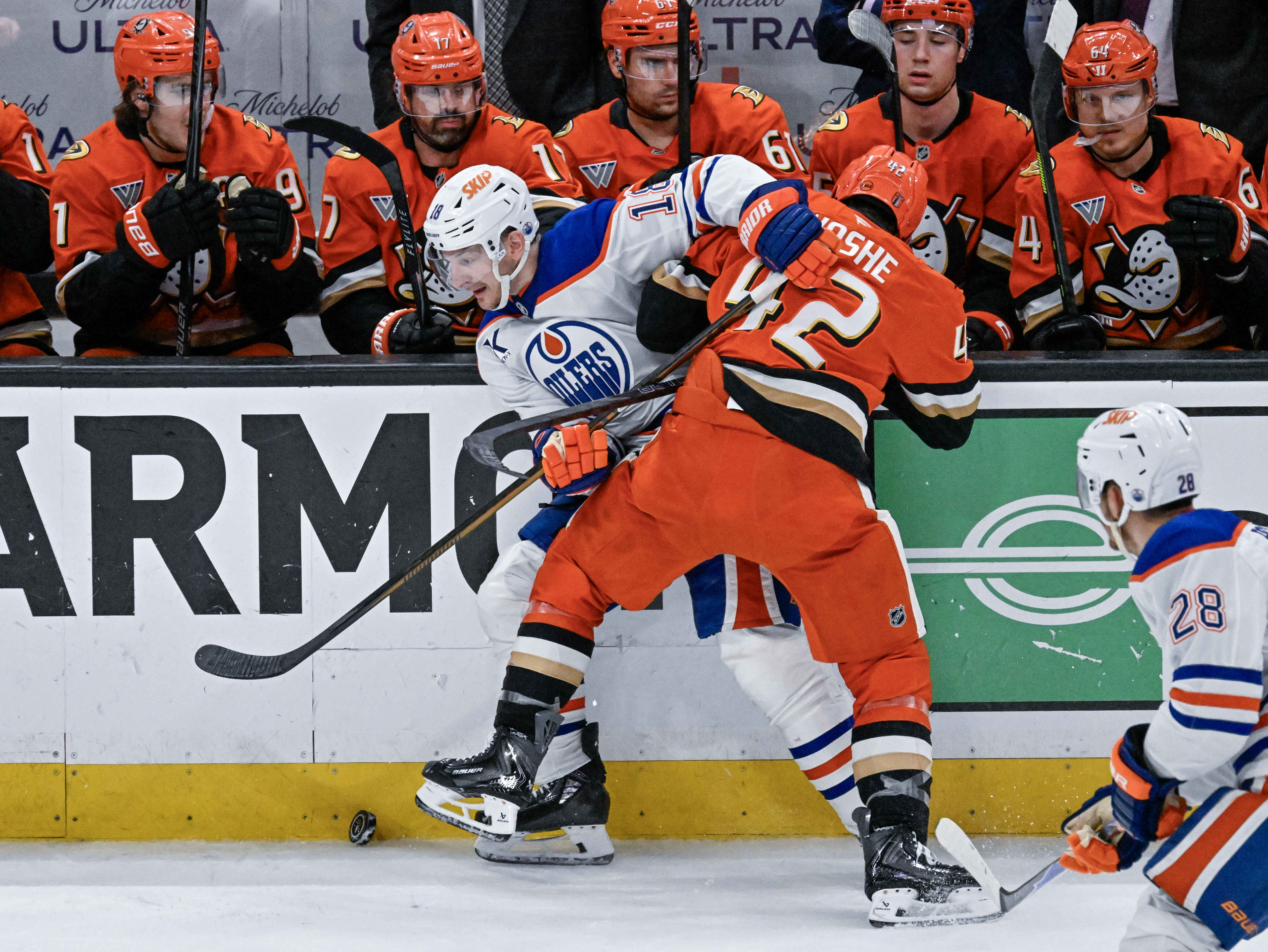The Oilers Zach Hyman (18), left, and the Ducksâ Tim...