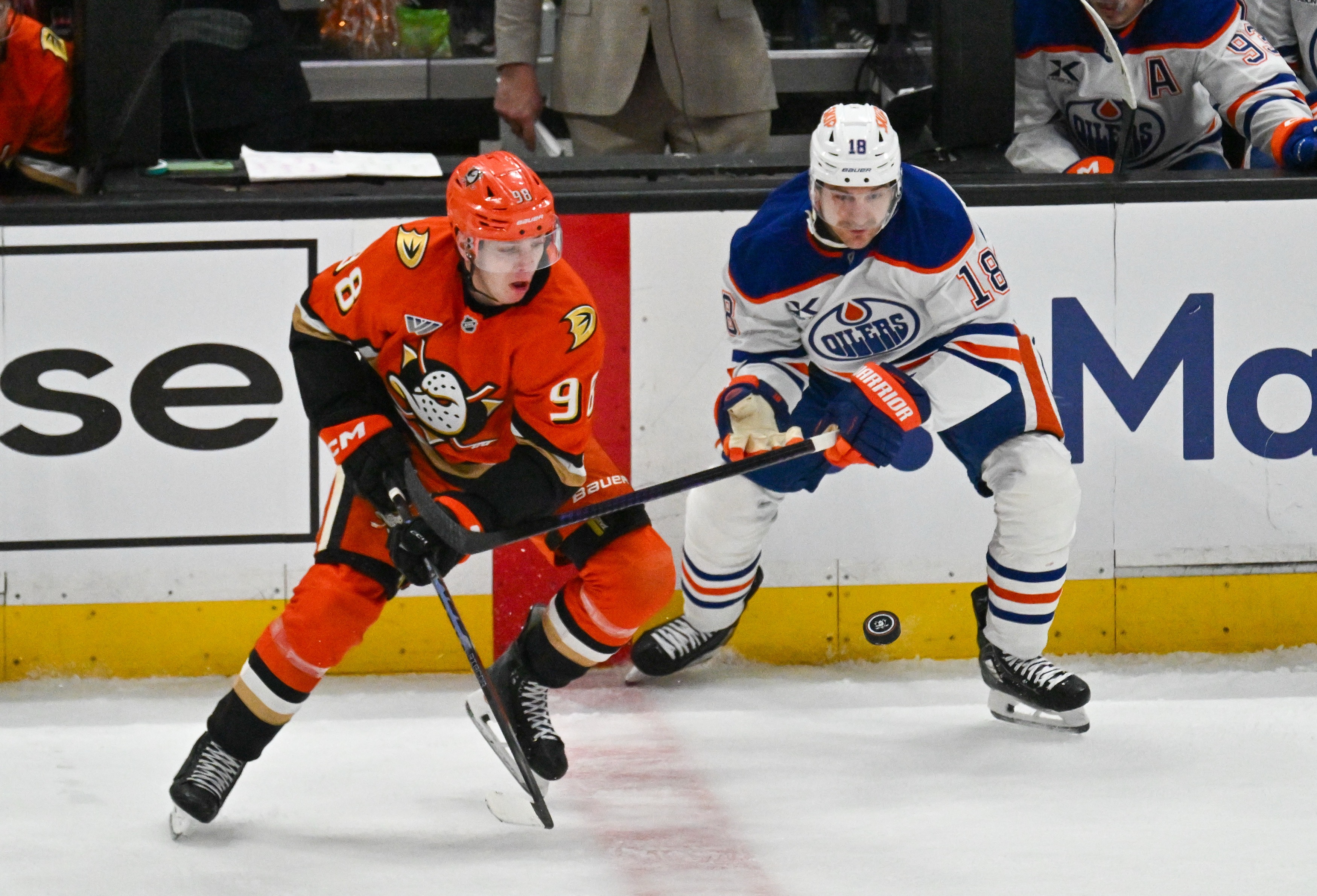 The Ducks Leo Carlsson (91) and Edmonton Oilers Zach Hyman...