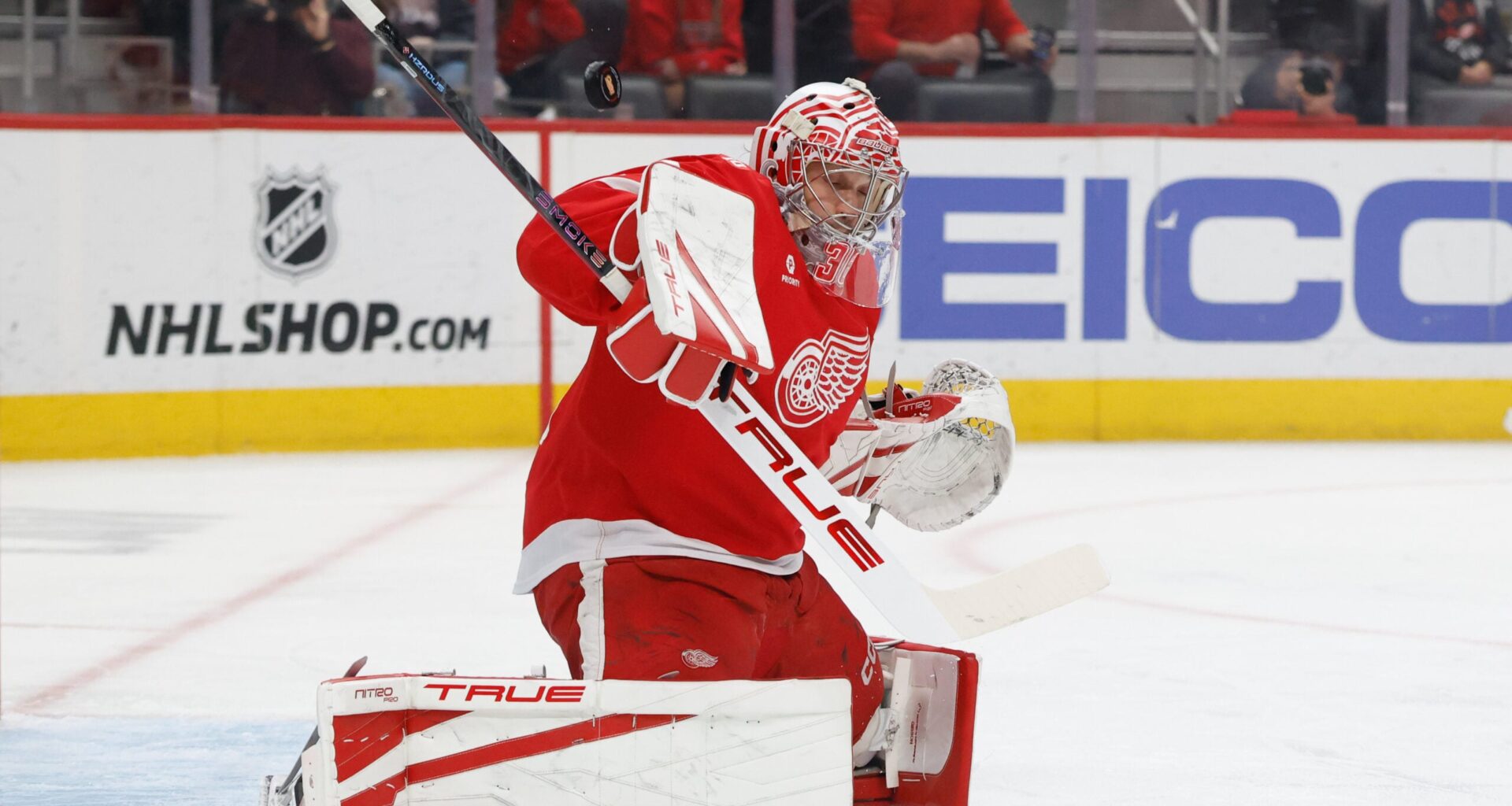 Red Wings' Gibson Exits Flyers Matchup Mid-Game