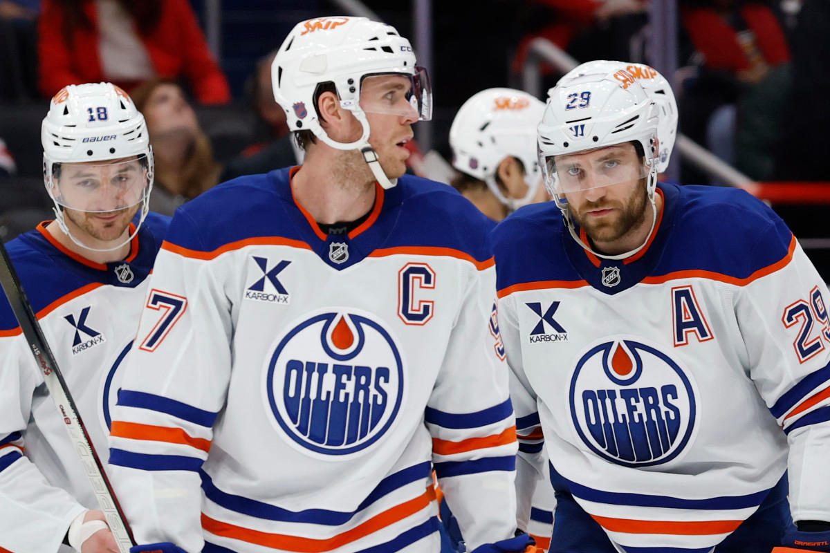 Edmonton Oilers center Connor McDavid (97) talks with Edmonton Oilers center Leon Draisaitl (29) at Capital One Arena.Geoff Burke-Imagn Images
