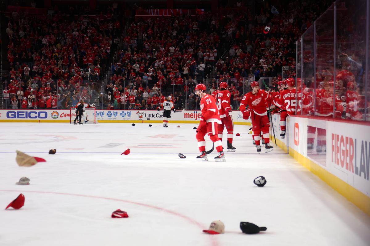 Larkin, Red Wings Rout Flyers as Standings Tighten