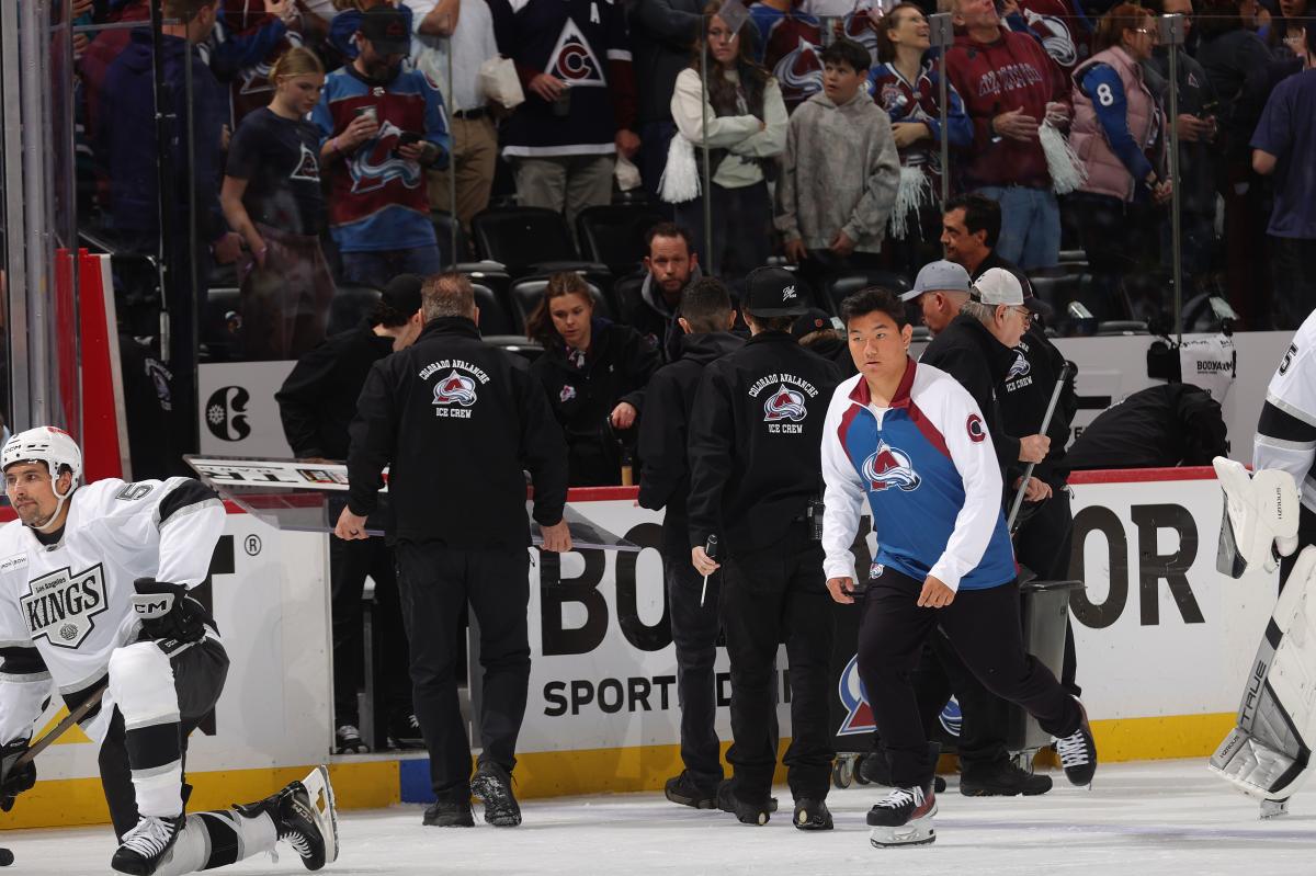 Fans send glass shattering over Kings coach in wild NHL playoff moment