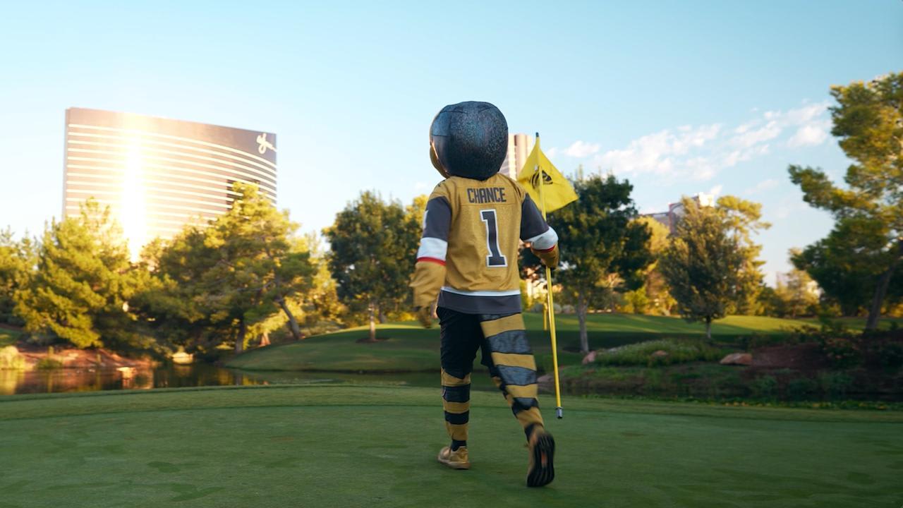 Chance and the Golden Knight at the Wynn Golf Club ⛳️