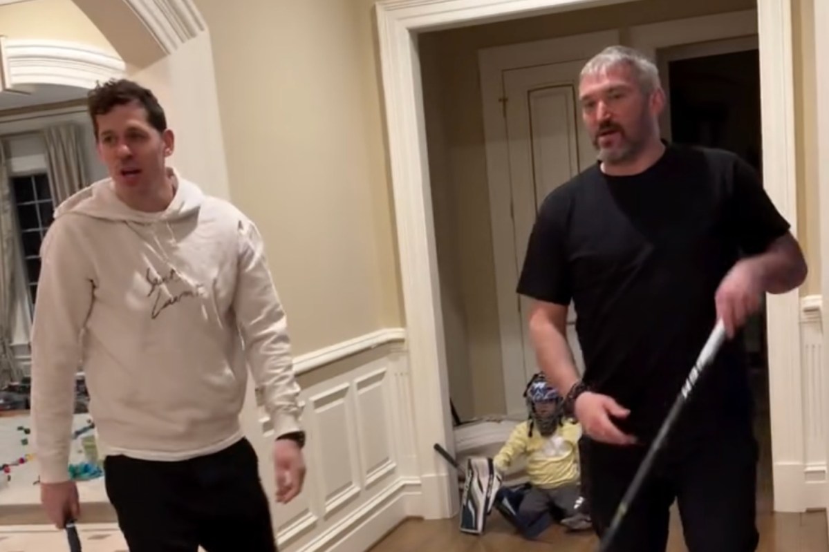 Evgeni Malkin plays hallway hockey at Alex Ovechkin’s house after traveling for Capitals-Penguins game in DC