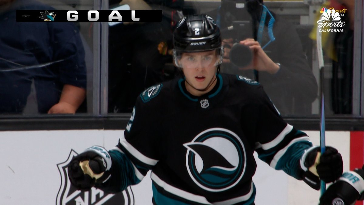 Collin Graf's no-look assist to Will Smith extends Sharks' lead over Blackhawks
