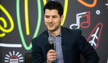 Blackhawks re-sign GM Davidson, turn focus to new contract for Bedard