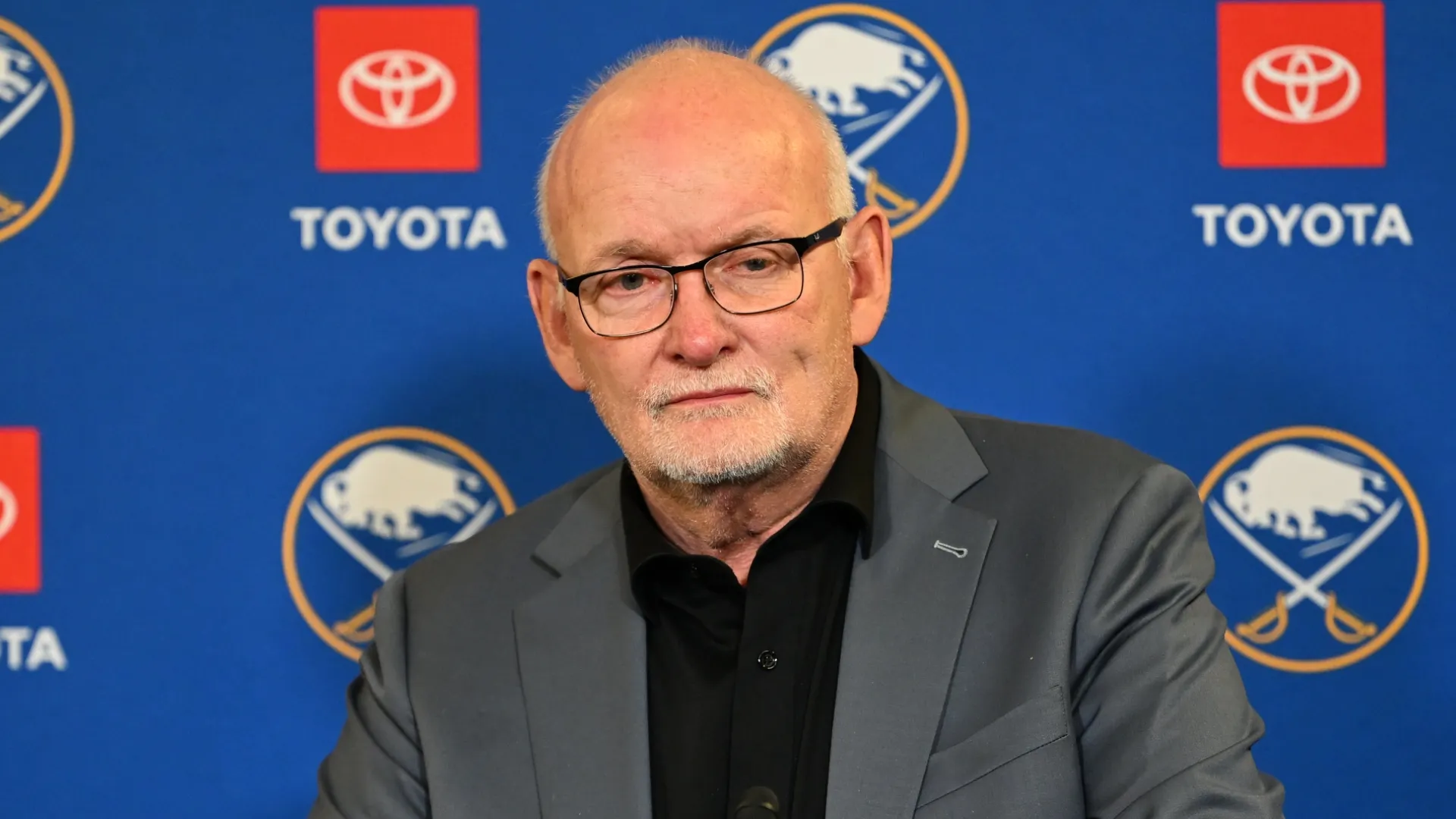 Lindy Ruff during a press conference