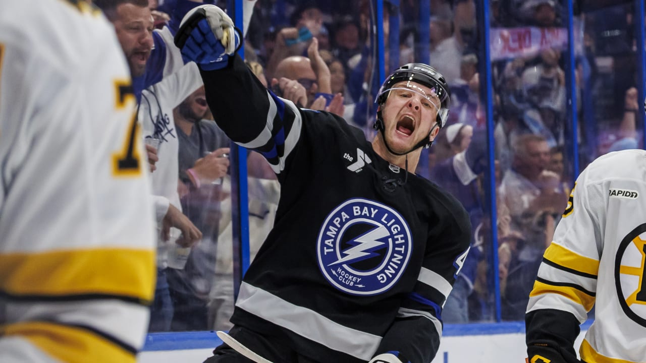 Lightning score 3 in 3rd period to rally past Bruins