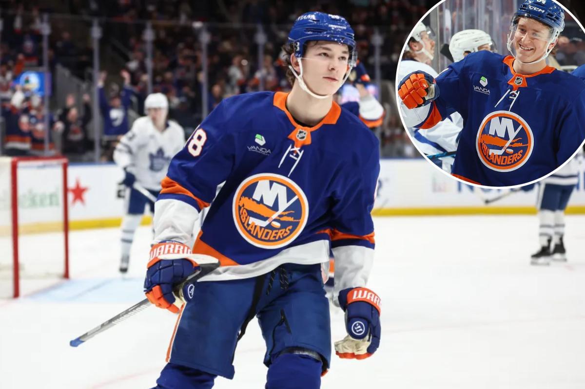 Islanders snag big win over Maple Leafs to boost playoff hopes in Pete DeBoer's debut