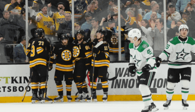 Bruins score 4 in 3rd period, pull away from Stars for 4th straight win