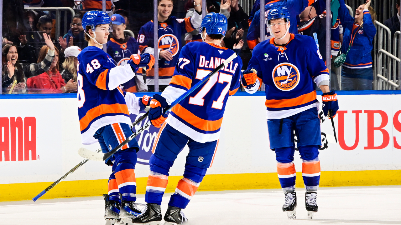 Islanders get past Maple Leafs in DeBoer debut
