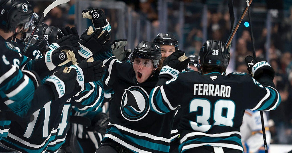 Gaudette scores with 21 seconds left, Sharks defeat Blues to stay in playoff hunt
