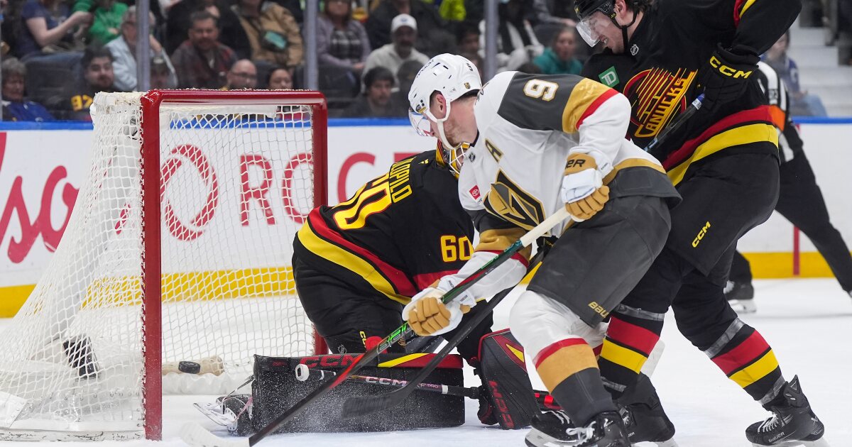 Smith's goal in 3rd period helps the Golden Knights beat the Canucks 2-1