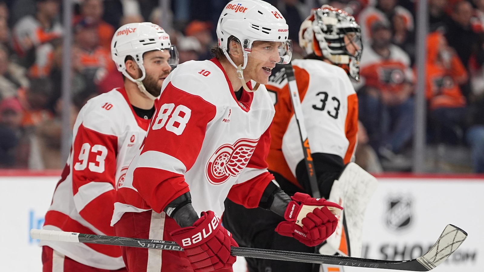 Kane scores pivotal goal as Red Wings beat Flyers 4-2 in a playoff-race swing