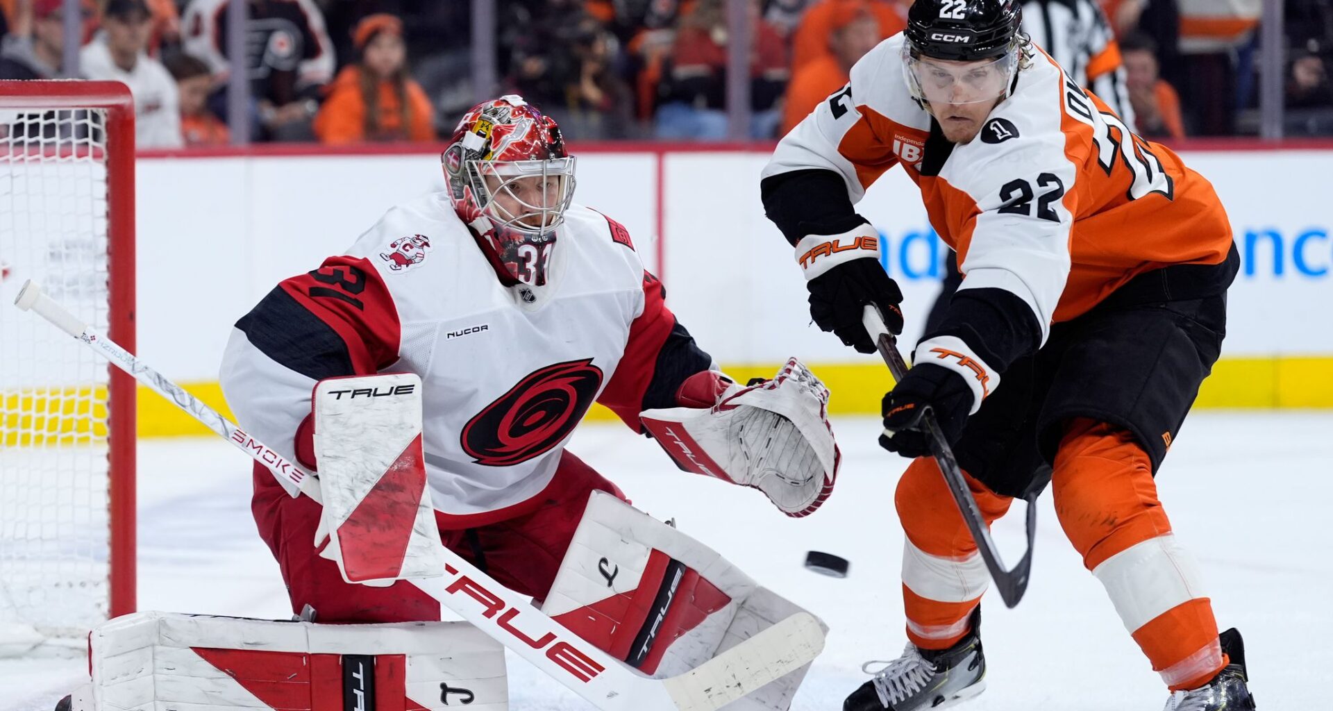 Hurricanes beat the Flyers 4-1 in Game 3, take a 3-0 series lead