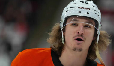 Flyers’ Rick Tocchet erupts on Trevor Zegras amid Game 3 vs. Hurricanes