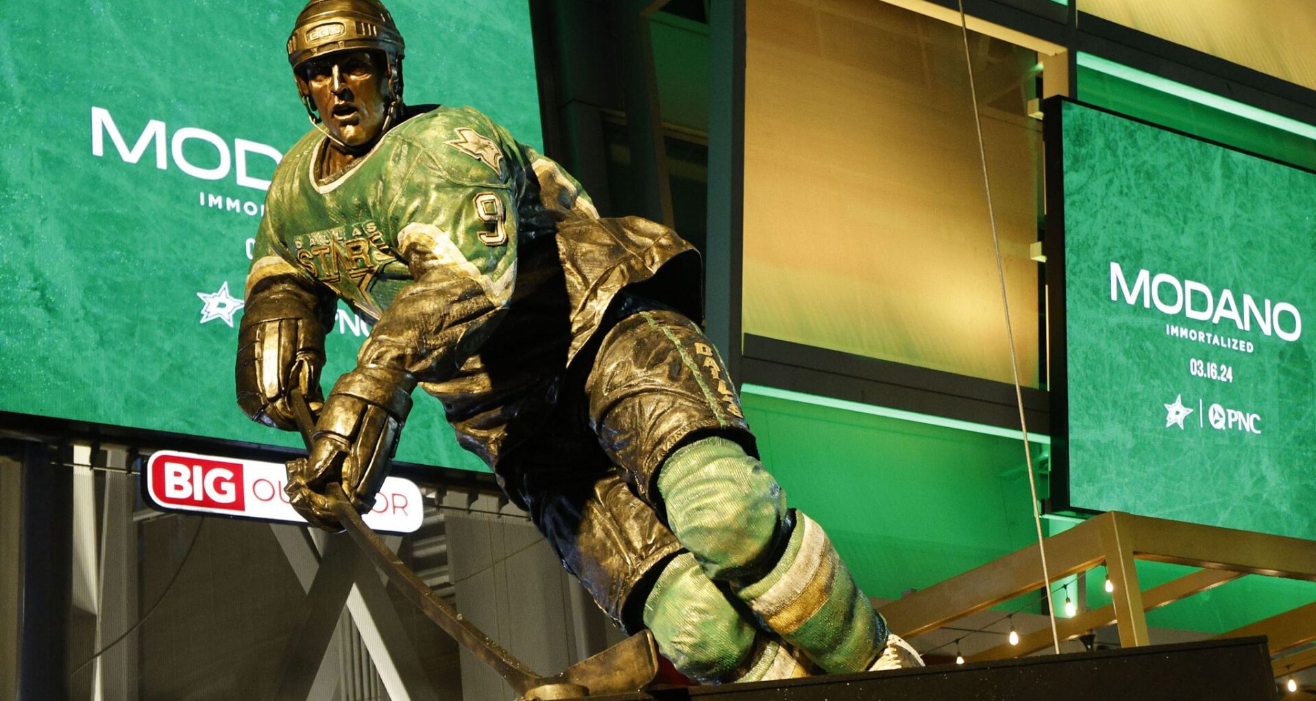 What will happen to Mike Modano, Dirk Nowitzki statues outside AAC?