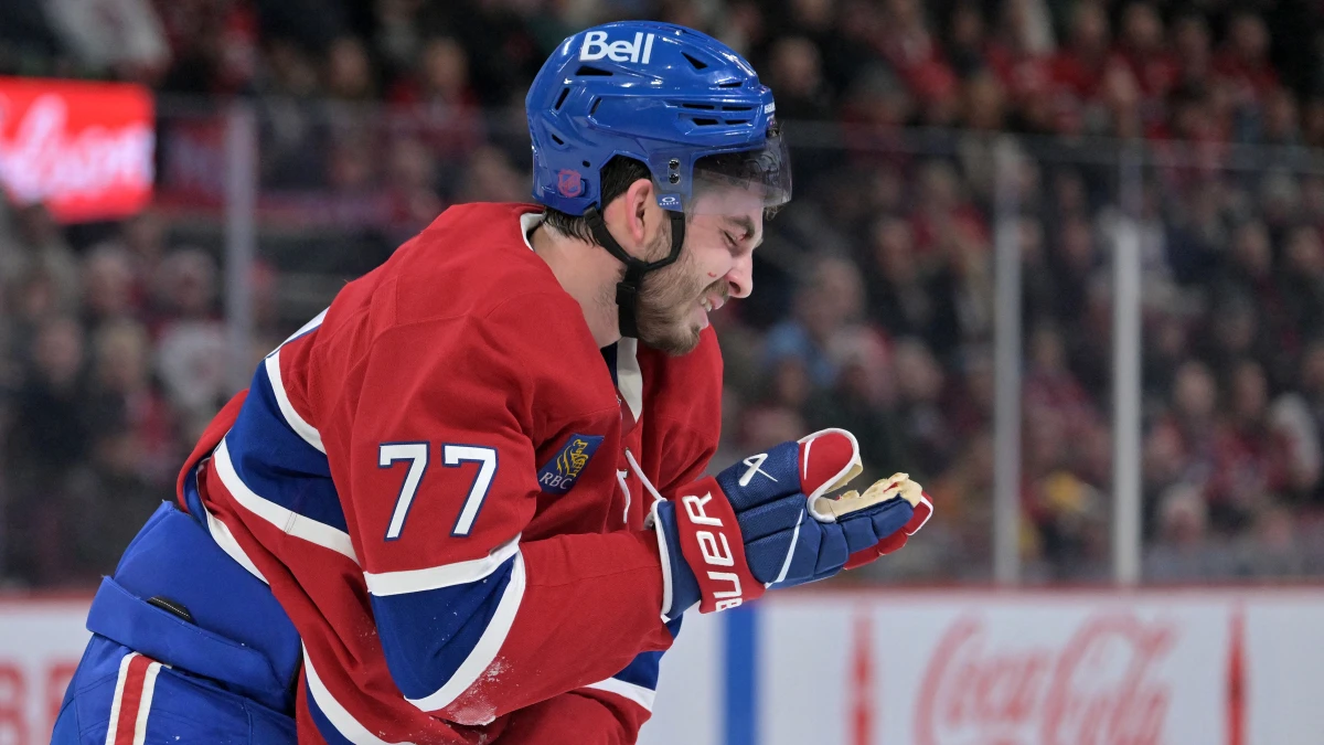 Montreal Canadiens forward Kirby Dach (77) heads to the dressing room after getting injured during the first period of the game against the Florida Panthers at the Bell Centre.
