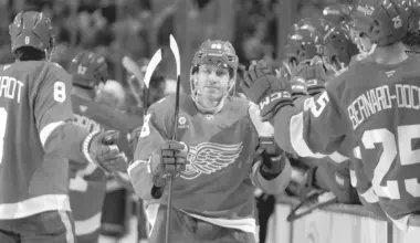 Ex-Red Wing Kane returns to Blackhawks
