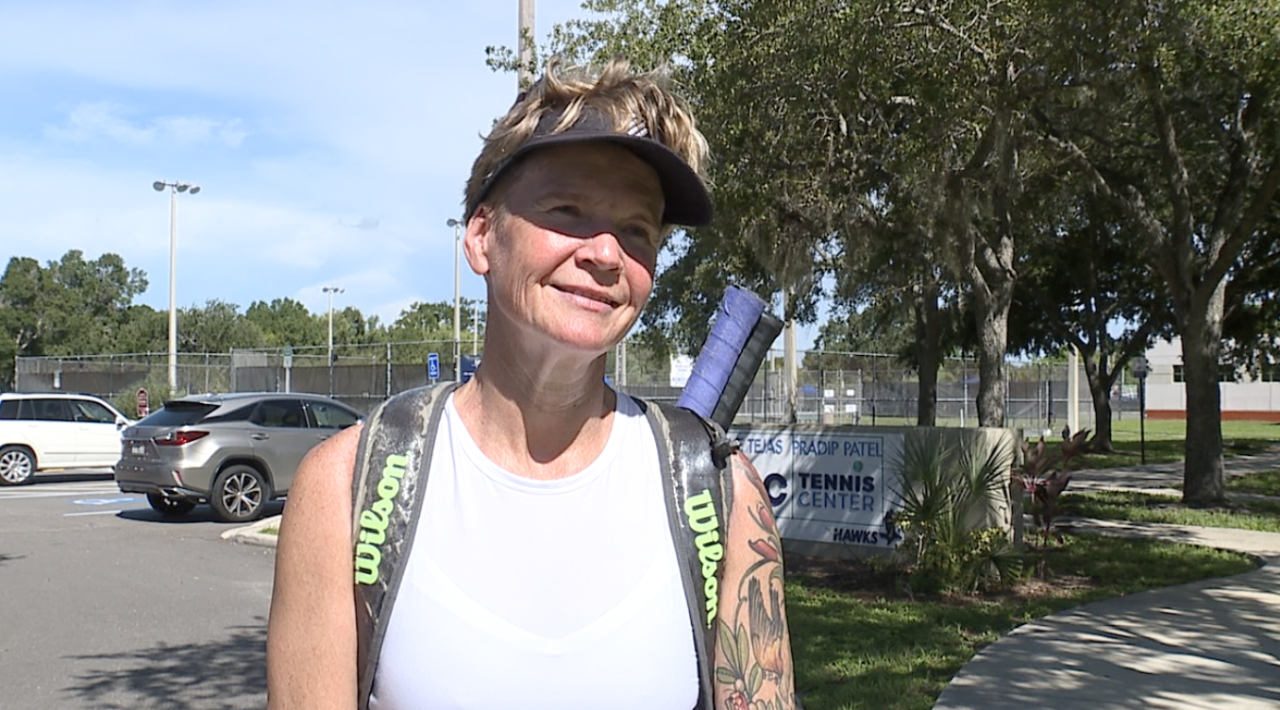 Allison Wipfli plays tennis at HCC