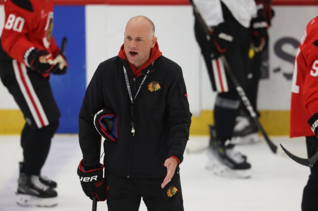 Head coach Jeff Blashill talks to players during practice Thursday, Sept. 17, 2026, during training camp at the Blackhawks Ice Center. (Brian Cassella/Chicago Tribune)