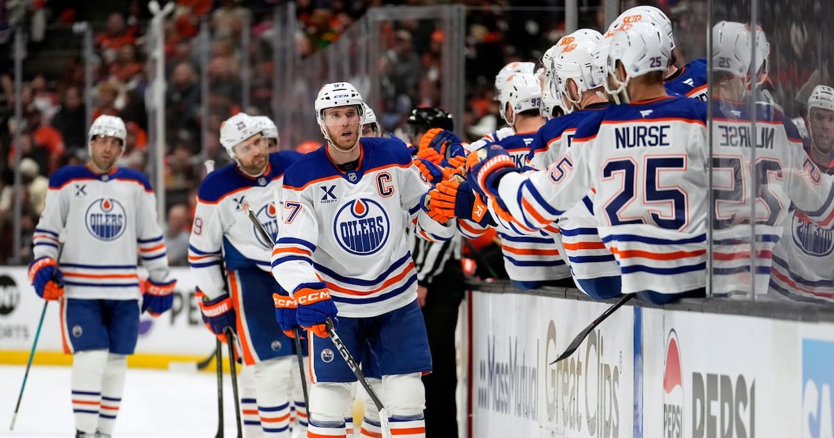 Edmonton Oilers tally eight goals in less than two periods vs. Canucks; Connor McDavid leads with four points