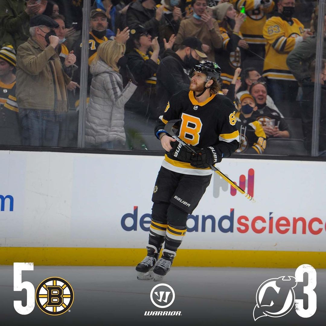 #NHLBruins WIN!!! @davidpastrnak nets the game winner late in the third to give ...