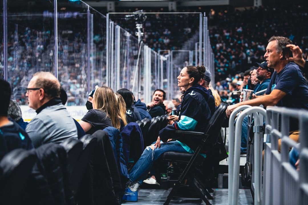 Happy #NationalBirdDay!

To celebrate, here’s one of our favorite *Bird* watchin...