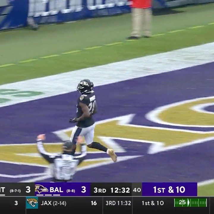 @lataviusmurray breaks OUT for the TD.
.
.
.
.
Tune in on CBS!...