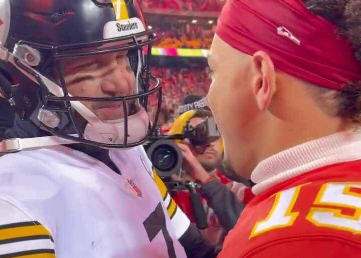 Jersey exchange coming between Roethlisberger and @patrickmahomes. ...