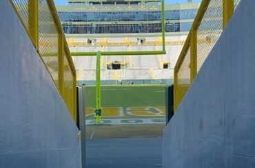 POV: you’re walking out from the 49ers locker room on to Lambeau Field.  #SFvsGB...