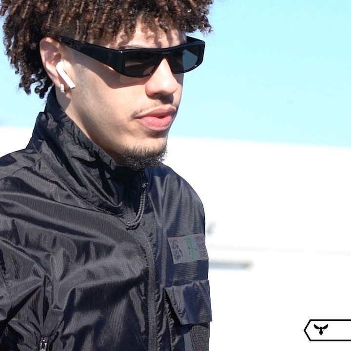 𝙈𝙊𝙑𝙄𝙉𝙂 𝙁𝙊𝙍𝙒𝘼𝙍𝘿 

#AllFly...