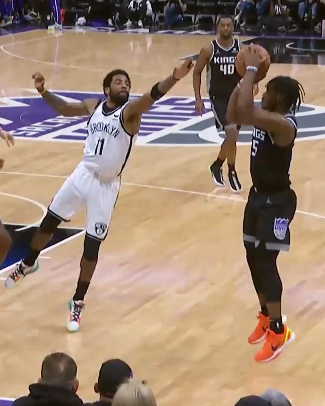 @daaay____ gets to his spot with the baseline stepback! #NBARooks 

...