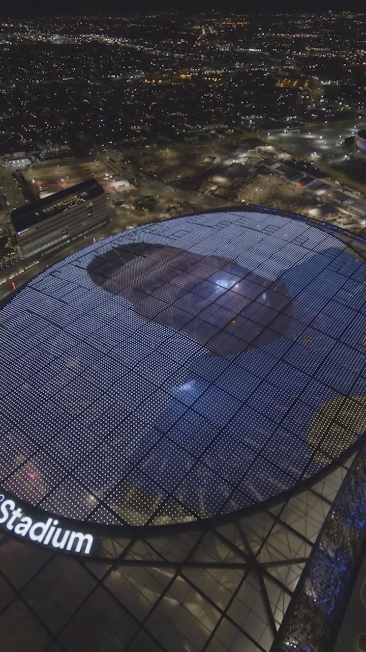 They put the little Aaron Donald from the NFL #SBLVI commercial on the SoFi roof...
