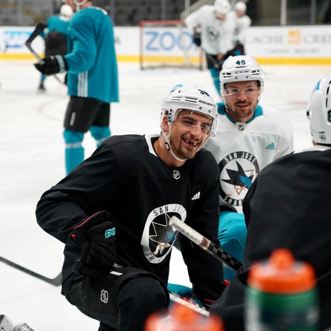 And just like that, a new contender for best hockey smile has emerged, @mariofer...