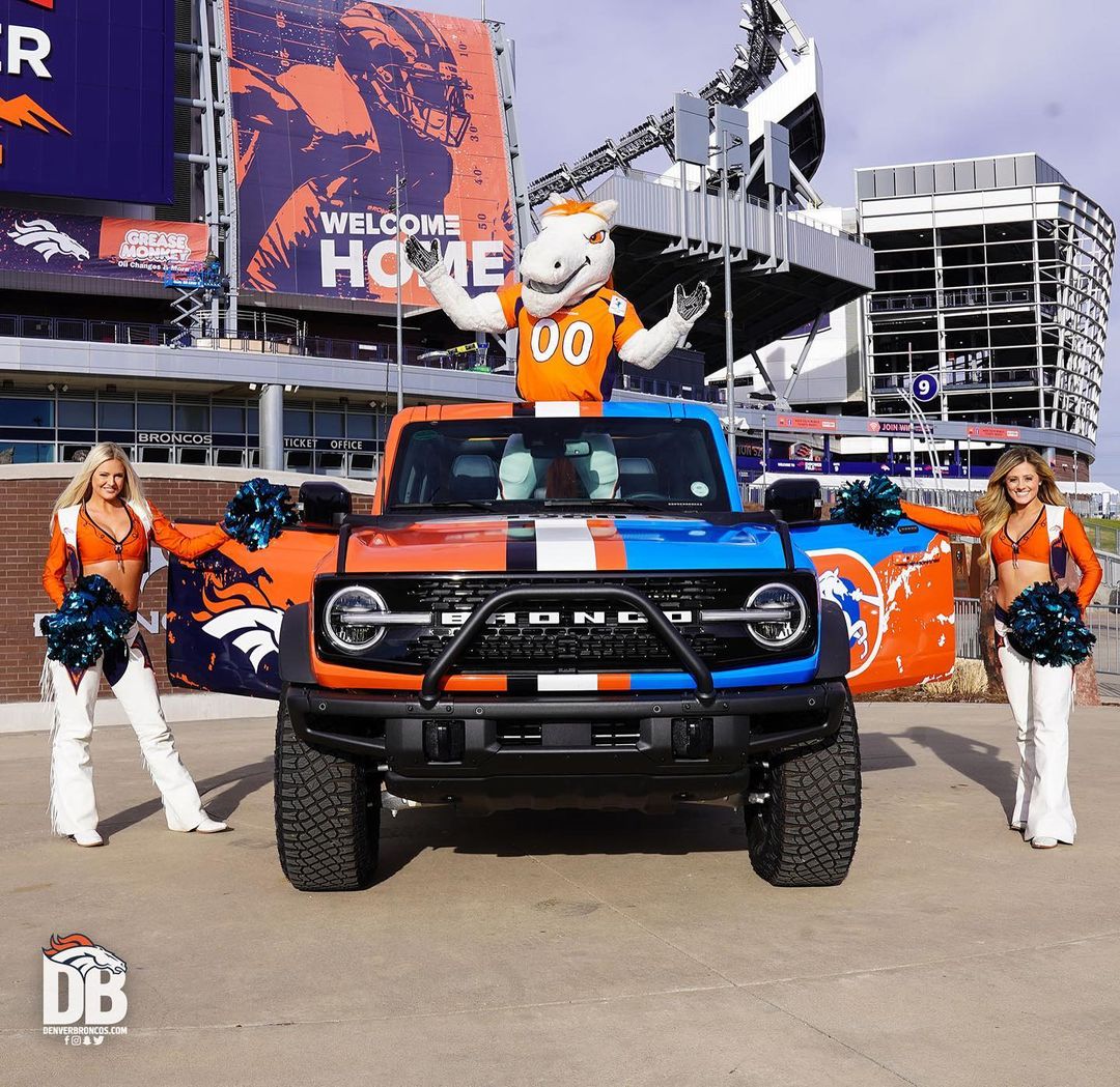 This custom @Ford Bronco  #BroncosCountry, meet "Gallop"!...