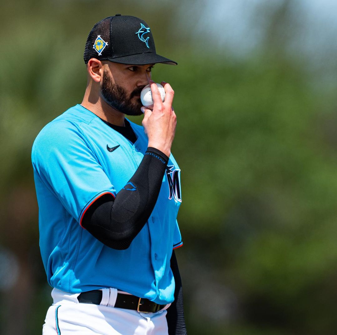 smells like baseball szn....