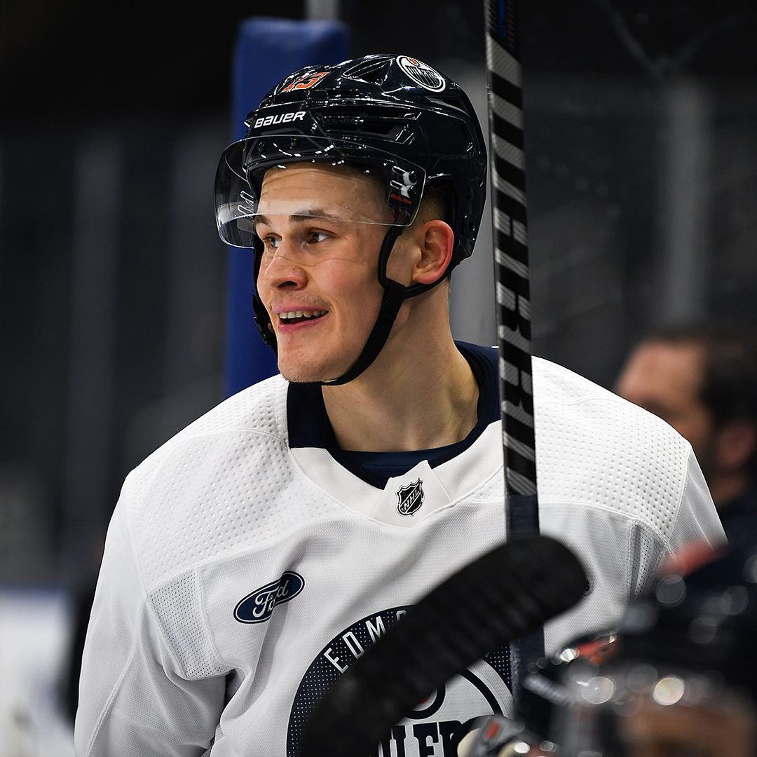 Puljujarvi took line rushes with Draisaitl & Hyman at #Oilers practice today & i...