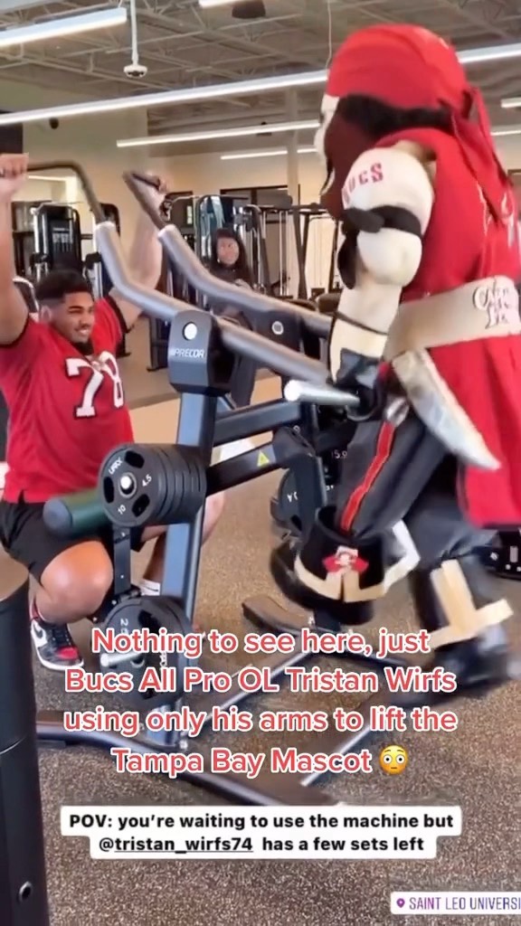 The @buccaneers mascot is light work for @tristan_wirfs74  (via @zaconthemic/Tik...