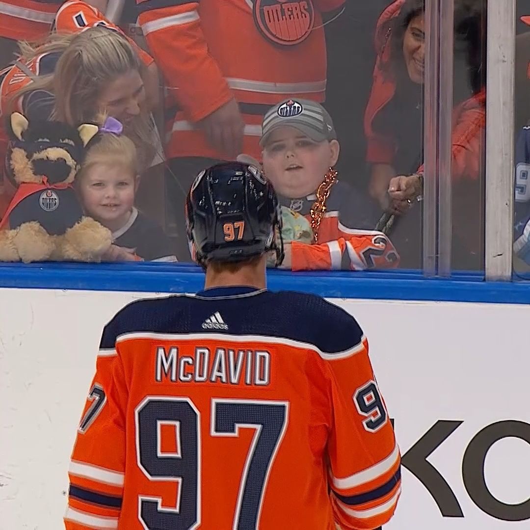 Gotta get those good-luck warmup daps from our guy Ben.  #LetsGoOilers...