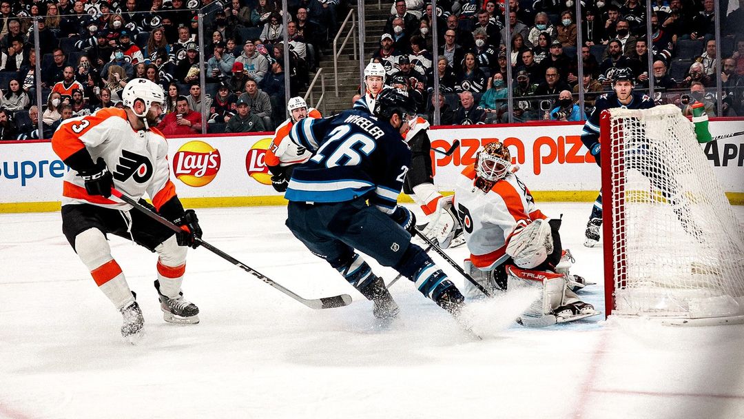 Chef Nik with a perfectly placed saucer pass  #GoJetsGo | #PHIvsWPG...