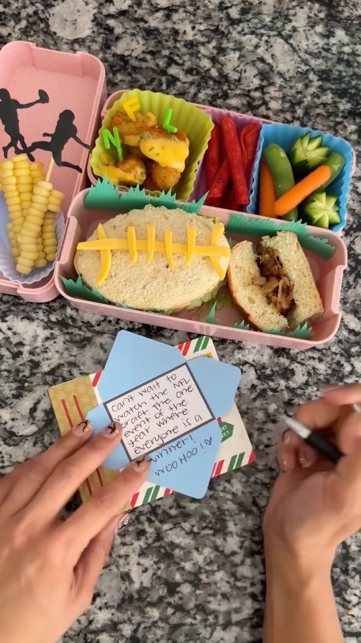 a perfect #nfldraft lunch  thanks @sulheejessica!

: 2022 #NFLDraft Thursday 8pm...