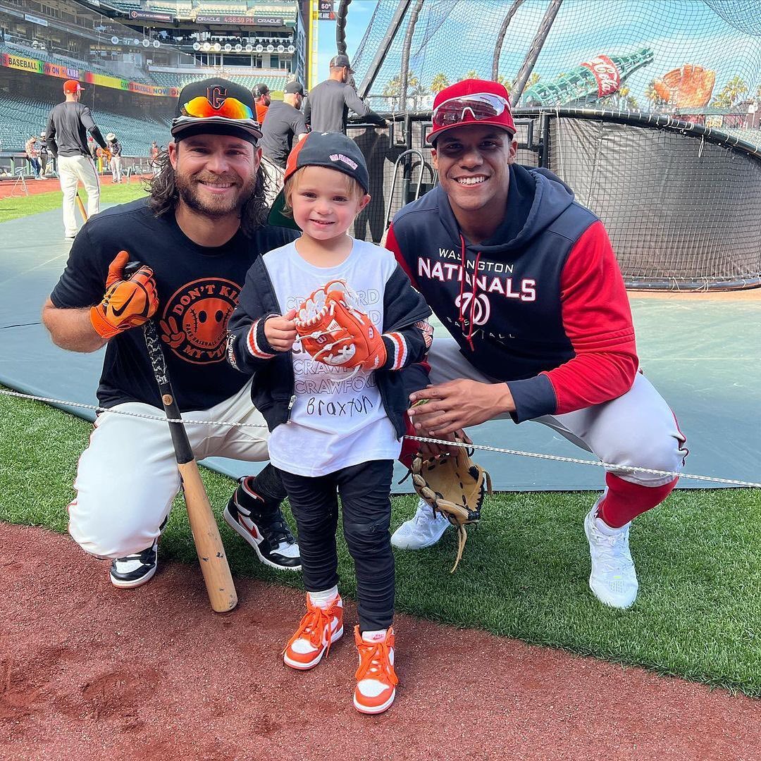 Brandon Crawford's son Braxton made a new friend before yesterday's game. 
⠀⠀⠀⠀⠀...