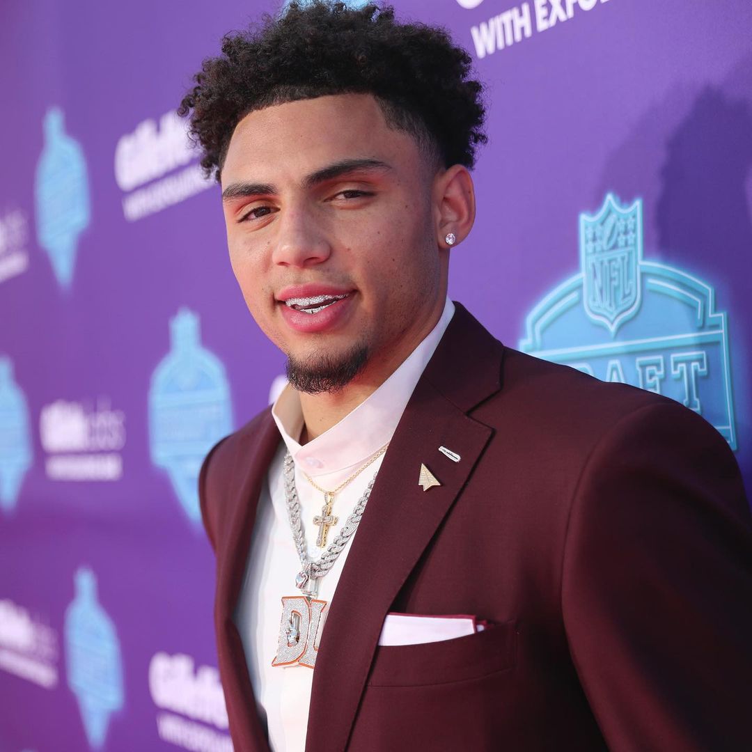 The moment they’ve been waiting for…

@drakelondon_ and @jordandavis.99 stopped ...