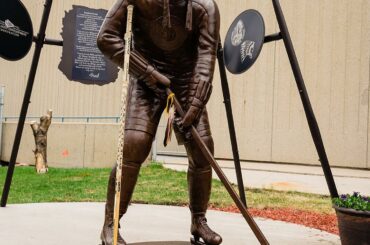 Yesterday, a statue honoring the legacy of one of the first Indigenous @NHL play...