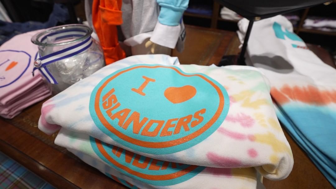 All smiles for the upcoming week.

Shop the #Isles smiley tee now....