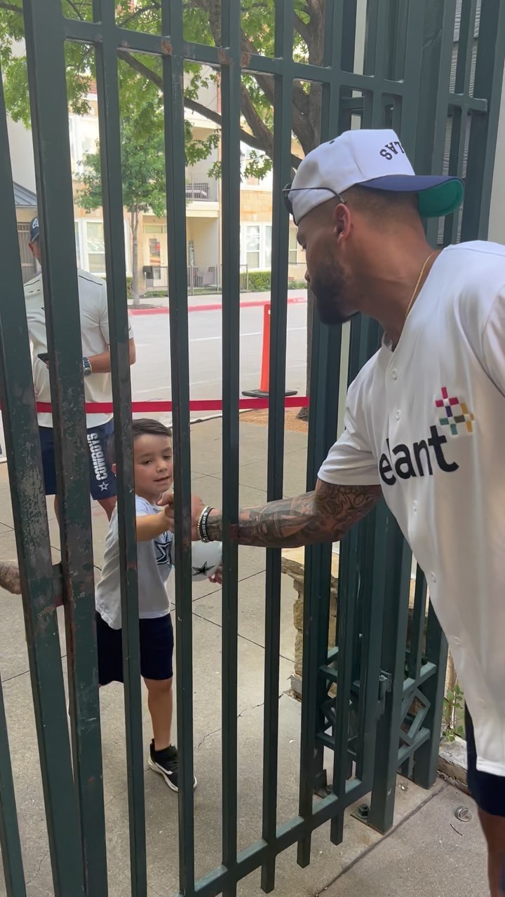 A QB of the people!  @reliantenergy Home Run Derby | #DallasCowboys...