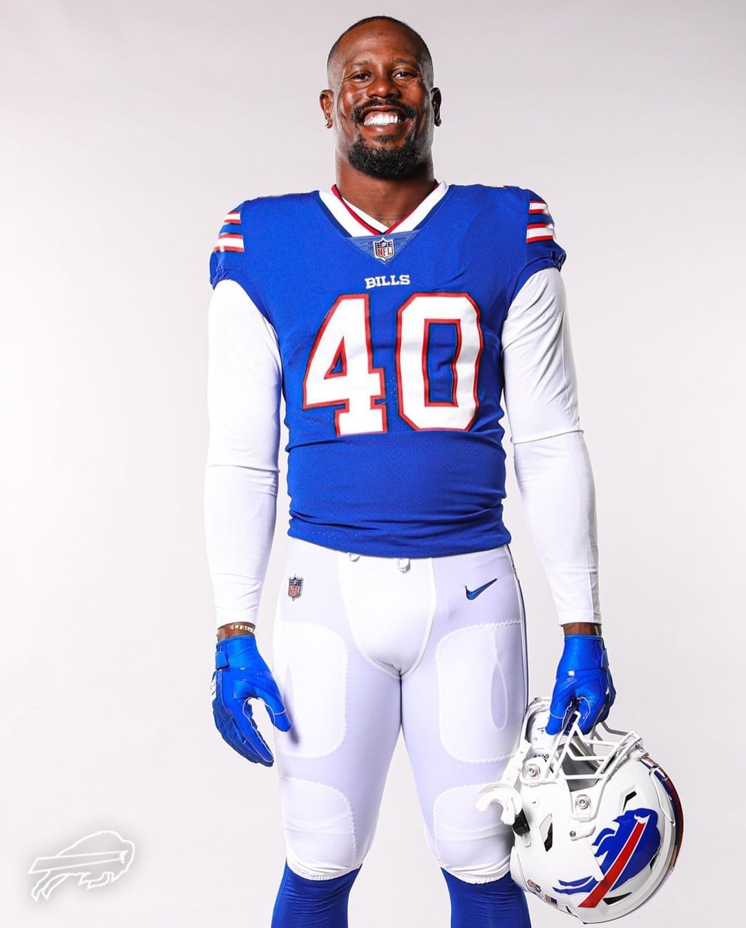 New shade of blue for @vonmiller 

(via @buffalobills)...