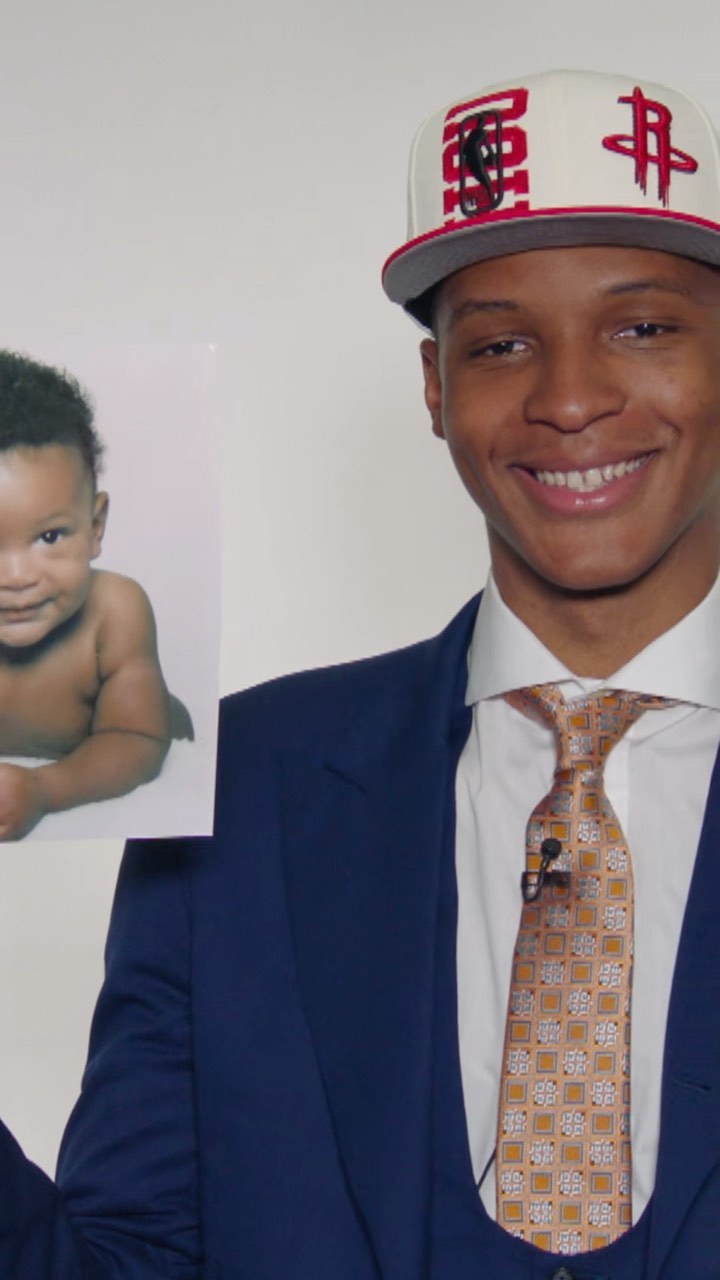 @jabarismithjr reacts to a baby photo after being selected at the 2022 #NBADraft...